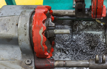 Pipe threading machine