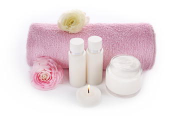 Obraz na płótnie Canvas Spa treatment with towel and cream isolated on white