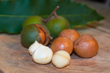 Shelled and unshelled macadamia nuts