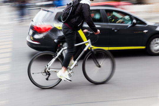 Fototapeta cyclist in city traffic