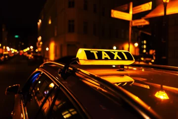Foto op Plexiglas taxi sign on the roof of a taxi © Christian Müller