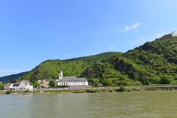 Fototapeta na wymiar Kloster Bornhofen mit Marien-Wallfahrtskirche in Kamp-Bornhofen am Rhein