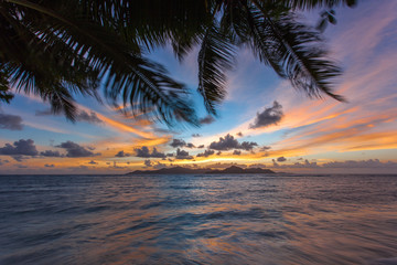 coucher de soleil sur Praslin, paysage vu de la Digue, Seychelles 