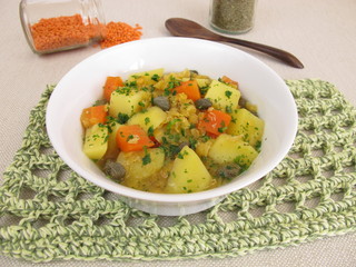 Linsensuppe mit Kartoffeln, Karotten und Kapern