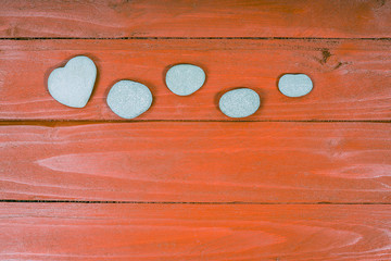 Stones arranged horizontally in one line on wooden counter