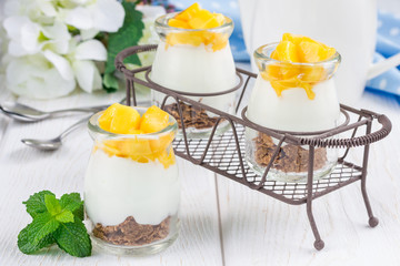 Dessert with bran flakes, plain yogurt and mango