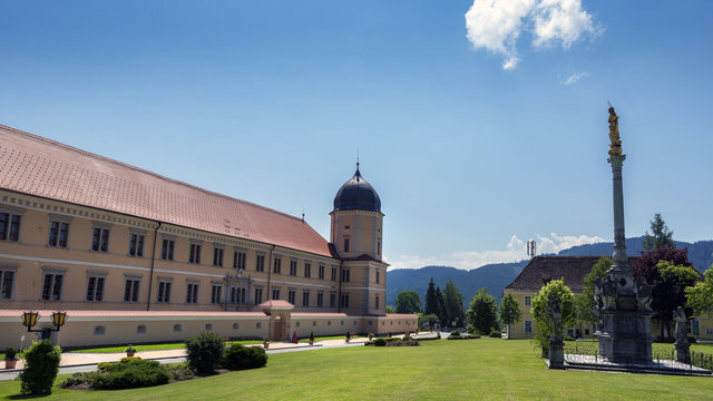 Abtei Seckau im Murtal, Österreich mit Vorplatz und Denkmal