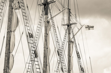 Mast and sailboat rigging, toning