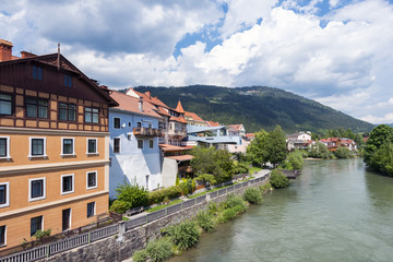 Fototapeta na wymiar Murufer in Murau, Obersteiermark, Österreich