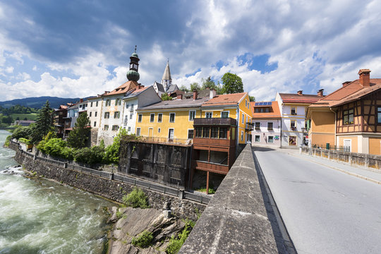 Historische Altstadt in Murau, Obersteiermark, &Ouml;sterreich-Blick auf das Murufer