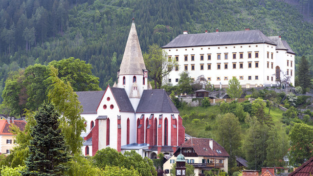 Blick auf die Stadtpfarrkirche und Schloss Obermurau in Murau, &Ouml;sterreich