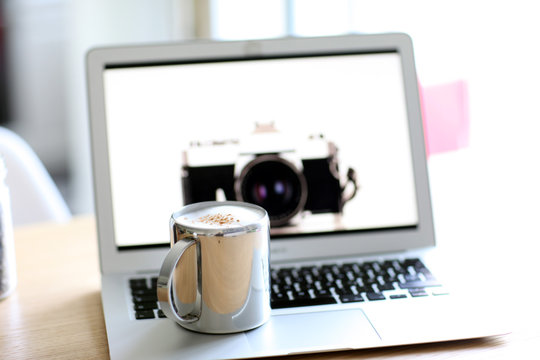 Kaffee und Bildschirm mit Kamera