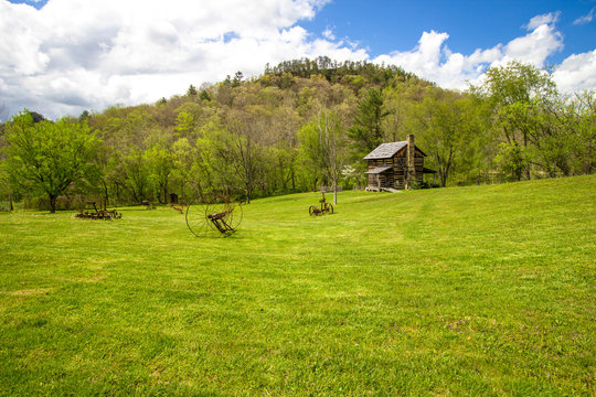 Historic Pioneer Farm In Kentucky. Gladie Cabin In The Daniel Boone National Forest. This Is A Historical Landmark On Public Park Land And Not A Privately Owned Residence Or Property.