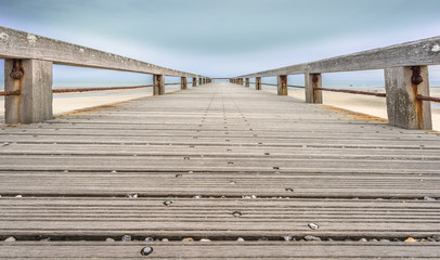 Obraz premium Holzsteg an der Küste der Normandie, Frankreich