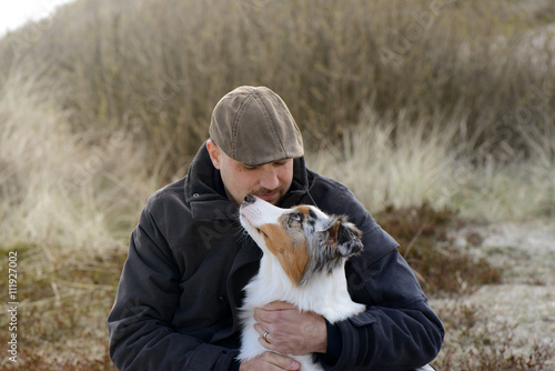 &quot;Herrchen und Hund schauen sich liebevoll und vertrauensvoll in die