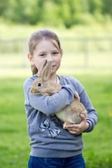 The little girl on the street to hold a live rabbit