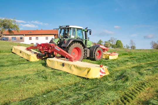 Landwirtschaft im Allgäu,  Landwirt  mäht Gras für Silage