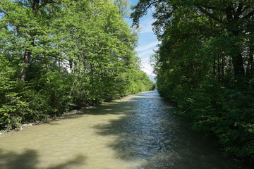Fluss mit Baumreihe auf beiden seiten