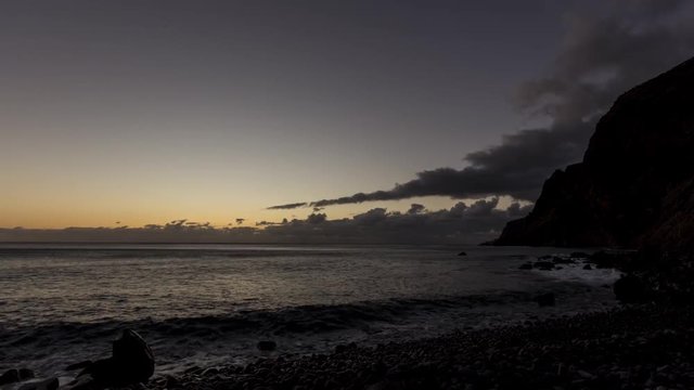 Sonnenuntergang Meer | Steilküste | Klippe | leichte Wolken