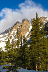 Obraz premium Clouds over Flattop Peak in Rocky Mountain National Park
