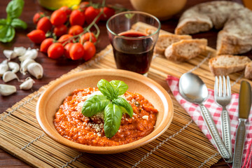 Pappa al pomodoro servita nel piatto e ambientata