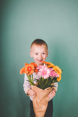 Süßer Junge schenkt Gerbera Blumenstrauß
