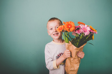 Süßer Junge schenkt Gerbera Blumenstrauß