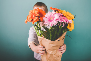 Süßer Junge schenkt Gerbera Blumenstrauß