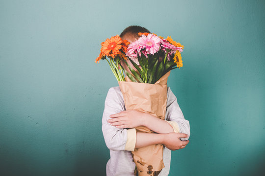 Süßer Junge schenkt Gerbera Blumenstrauß
