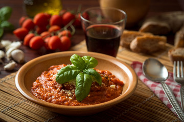 Pappa al pomodoro servita nel piatto e ambientata