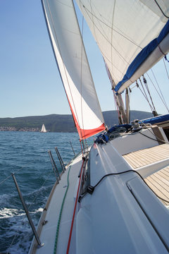 Deck boat with the sail at an angle.