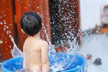 Obraz premium Children play in the water splashing