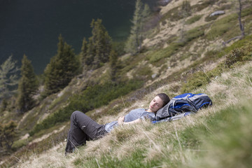 Fototapeta premium junge Frau rastet in den Schladminger Tauern