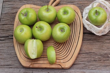 Fototapeta na wymiar green apples is delicious on wood background.