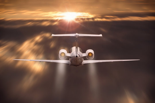 Privatjet fliegt &uuml;ber den Wolken