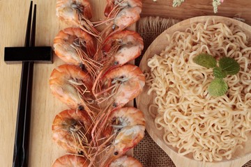 Instant noodle and shrimp baked is delicious.