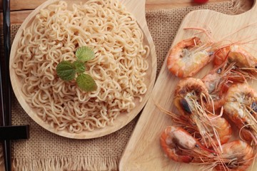 Instant noodle and shrimp baked is delicious.