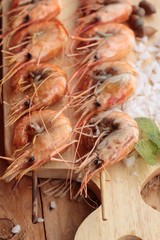 Shrimp or prawn baked with salt is delicious.