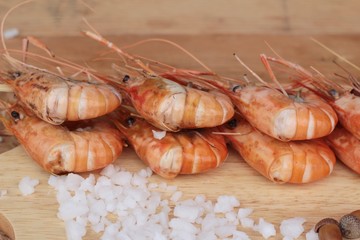 Shrimp or prawn baked with salt is delicious.