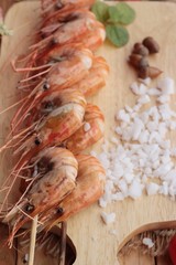 Shrimp or prawn baked with salt is delicious.