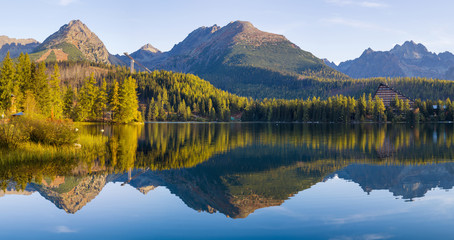 jezioro górskie
 © Mike Mareen