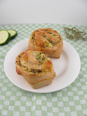 Gebäck-Windrad  mit Thymian, Zucchini und Mozzarella