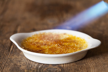 Flamme auf eine Crème brûlée