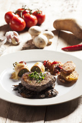 Steak mit Zutaten auf Holz