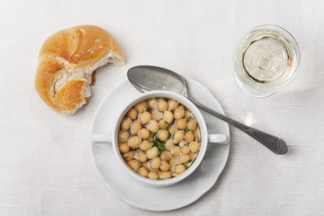 frische Suppe mit Backerbsen