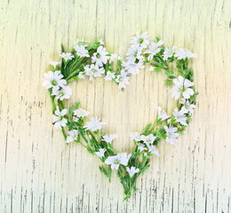 Obraz na płótnie Canvas Love concept with heart symbol made of flowers