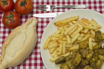 carne de cerdo picante, pinchitos de cerdo,pan