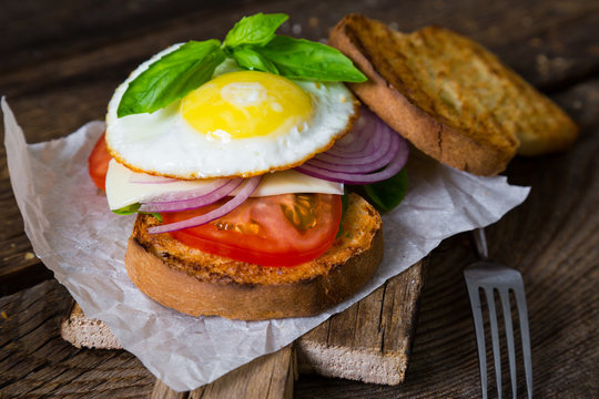 Sandwich with vegetables and fried egg