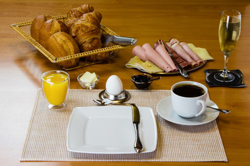 Frühstückstisch im Sonnenlicht