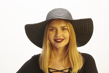 Blonde junge Frau mit Hut in der Abendsonne